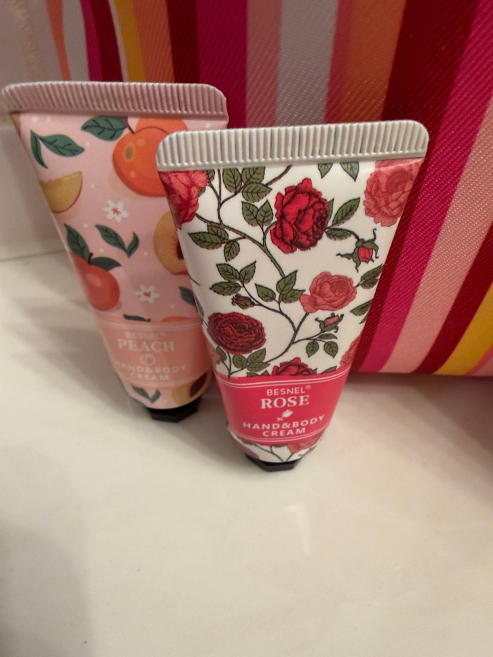 Clinique x Kate Spade cosmetic pouch and beauty bundle - Picture 3 of 4